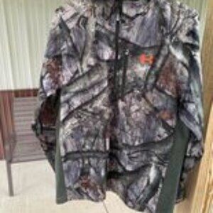 Women's Underarmour LG pullover - camo